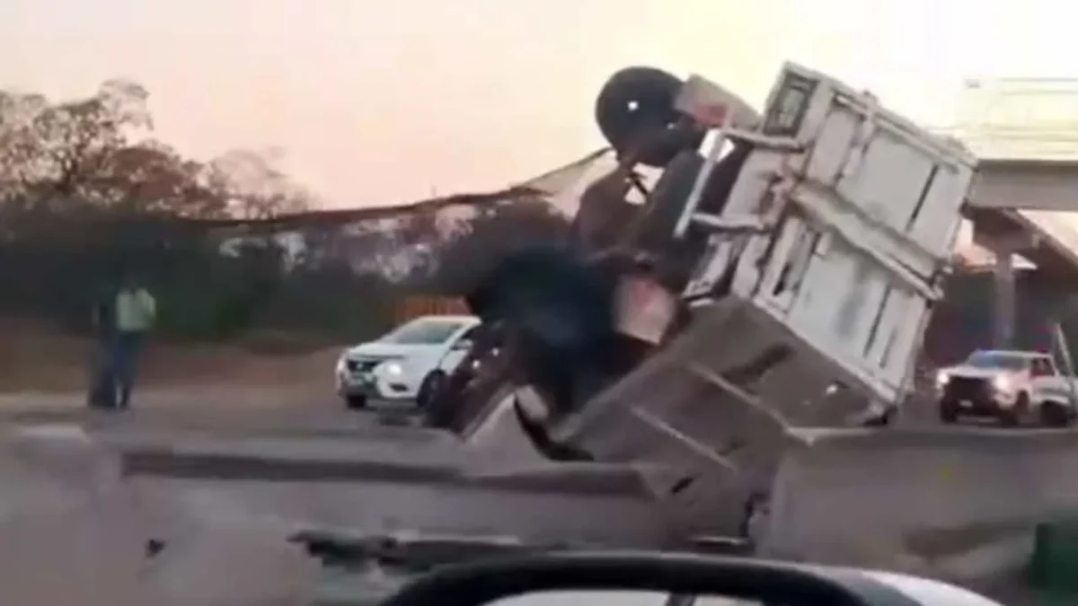 Choque y volcadura en la Apatzingán-Cuatro Caminos deja un muerto.