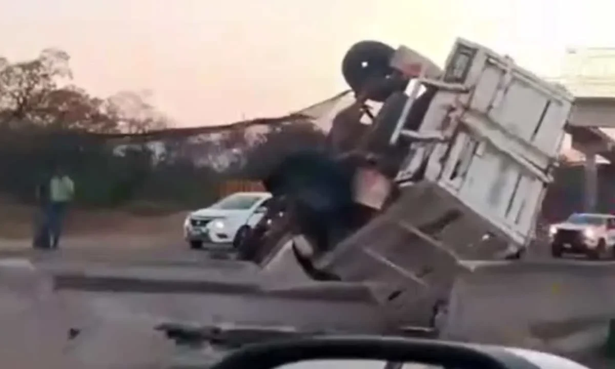 Choque y volcadura en la Apatzingán-Cuatro Caminos deja un muerto.