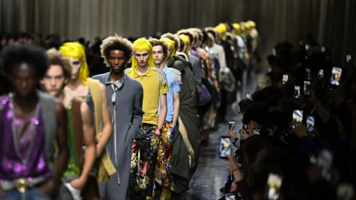 Colecciones clásicas e innovadoras se presentaron en en la Semana de la Moda en París, rinden homenaje a Amy Winehouse.