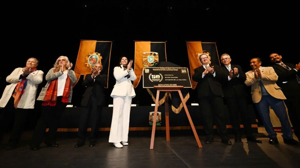 Con ceremonia solemne y la develación de placa conmemorativa por su 50 aniversario, la FES Aragón celebró medio siglo de vida académica.