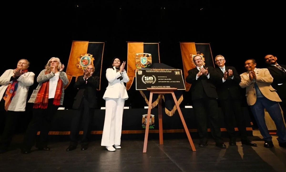 Con ceremonia solemne y la develación de placa conmemorativa por su 50 aniversario, la FES Aragón celebró medio siglo de vida académica.
