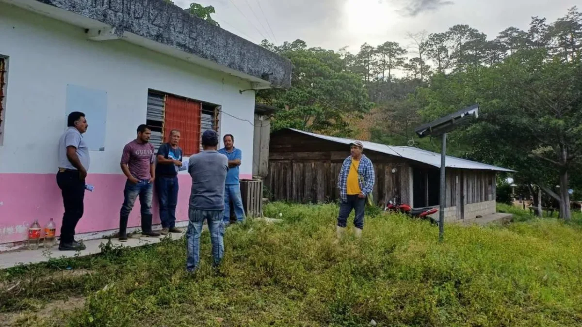 Comuneros zoques de la zona oriente de Los Chimalapas, pidieron auxilio para más de 800 personas que son amenazadas por grupos al crimen organizado.