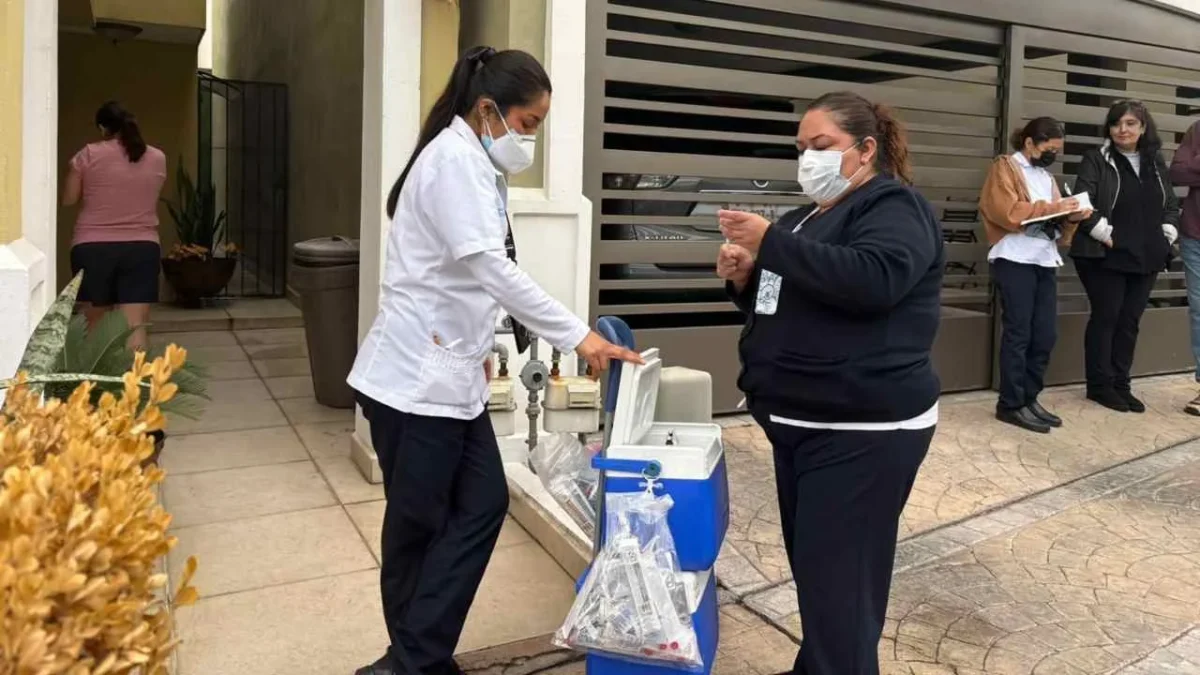 MEDIDA. Luego de la detección de un contagio en un colegio autoridades de Nuevo León implementaron una brigada de vacunación en la colonia donde se ubica el plantel.