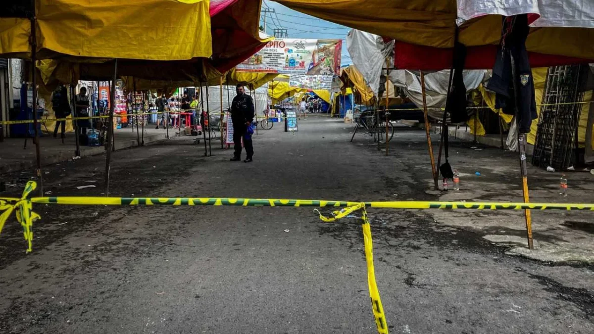 Elementos de la SSC CDMX detienen a un menor involucrado en la balacera a una chelería de Tepito, la cual dejó un muerto y dos lesionadas.
