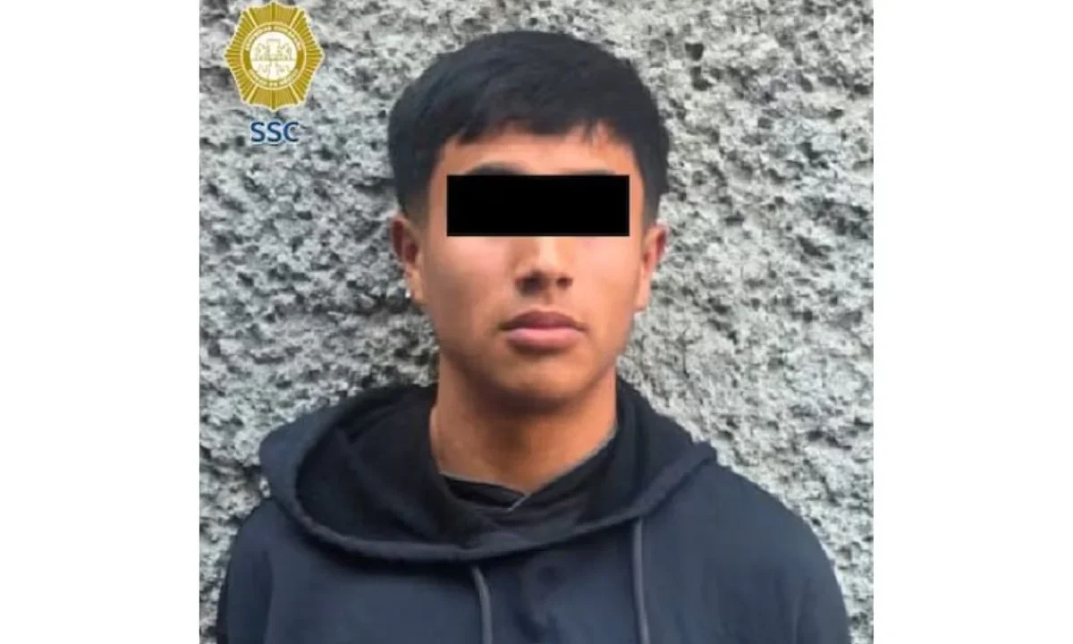Elementos de la SSC detuvieron a un joven presuntamente relacionado con el ataque armado en una barbería de Iztapalapa, donde dos hombres perdieron la vida.