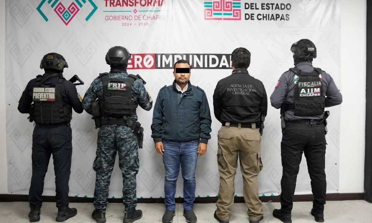 Al alcalde de Cintalapa, Ernesto 'N', se le detuvo por su probable responsabilidad en los delitos de corrupción, malversación y abuso.