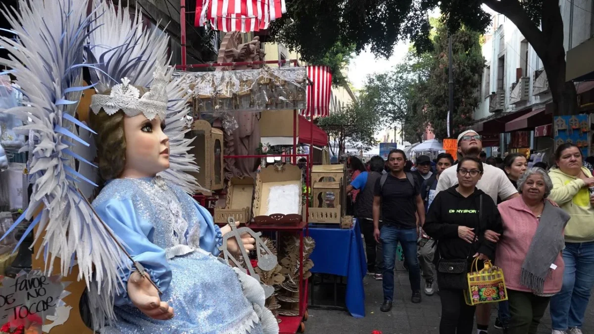 Comerciantes de la calle Talavera en el Centro Histórico comenzaron la venta de ropa y accesorios para la vestimenta del Niño Dios, esto en el marco de la Celebración del Día de la Candelaria