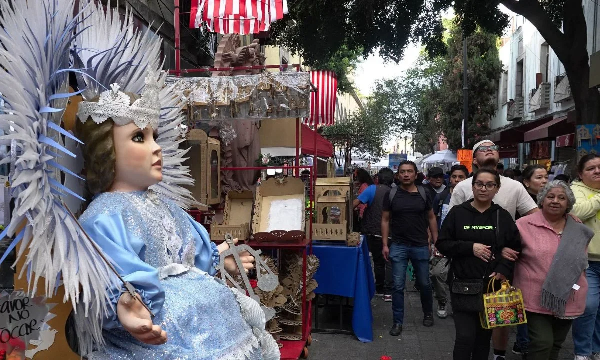 Comerciantes de la calle Talavera en el Centro Histórico comenzaron la venta de ropa y accesorios para la vestimenta del Niño Dios, esto en el marco de la Celebración del Día de la Candelaria