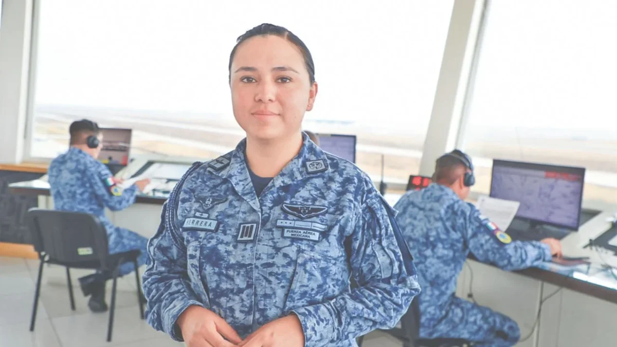 Desde niña Dulce Herrera soñó con servir a su país, ahora vigila el despegue y aterrizaje de aeronaves en el AIFA.