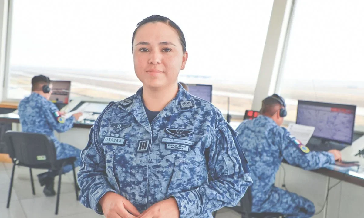 Desde niña Dulce Herrera soñó con servir a su país, ahora vigila el despegue y aterrizaje de aeronaves en el AIFA.