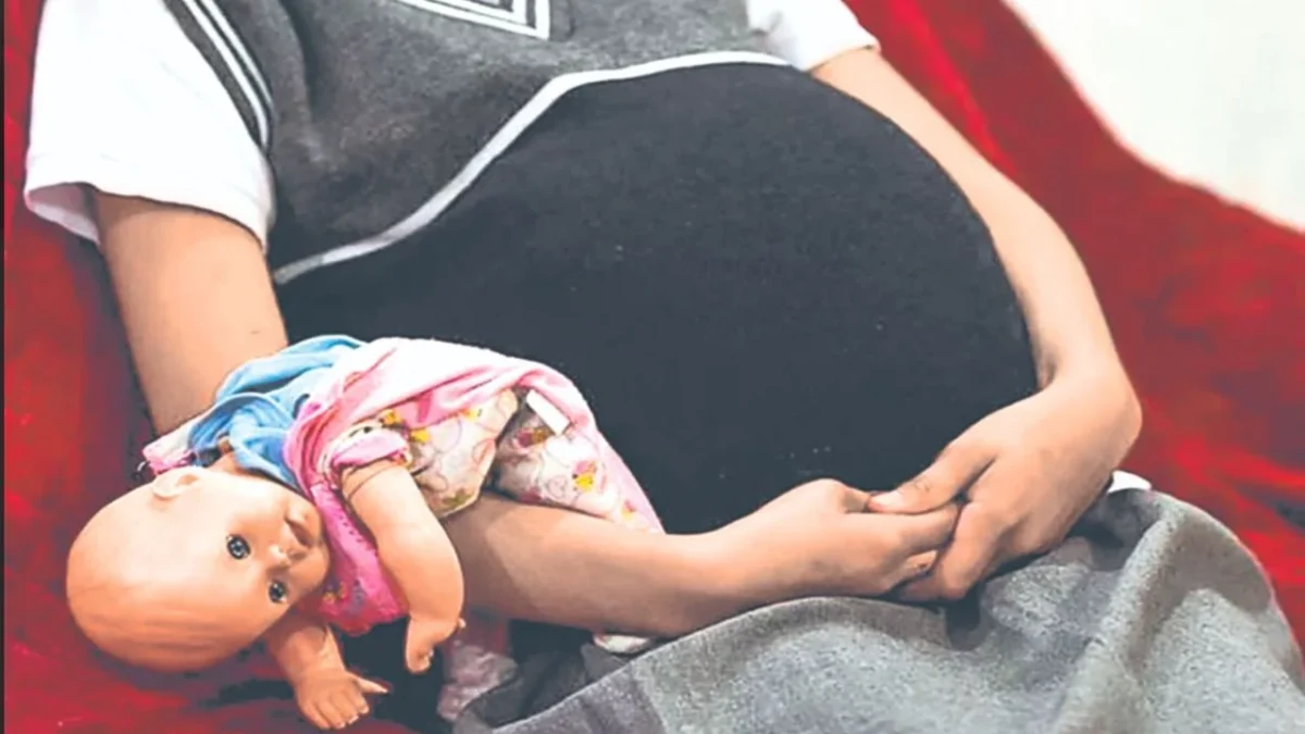 Deysi, una niña de 13 años, permanece en observación médica en San Cristóbal de las Casas, Chiapas, por complicaciones tras dar a luz.