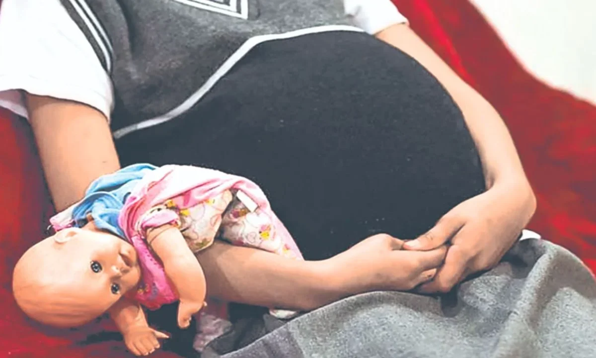Deysi, una niña de 13 años, permanece en observación médica en San Cristóbal de las Casas, Chiapas, por complicaciones tras dar a luz.