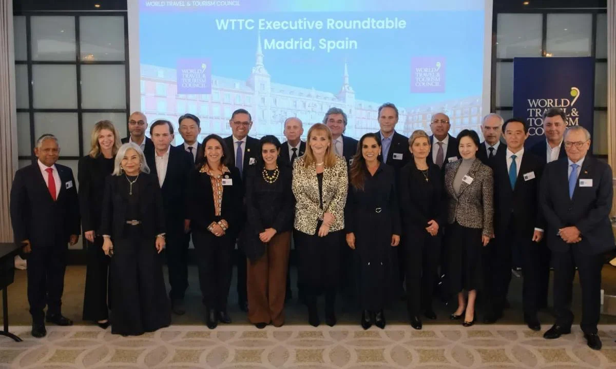 Reunión. Mara Lezama participó en una mesa de alto donde se define el rumbo del turismo mundial, junto a Shaikha Al Nowais, secretaria de ONU Turismo.