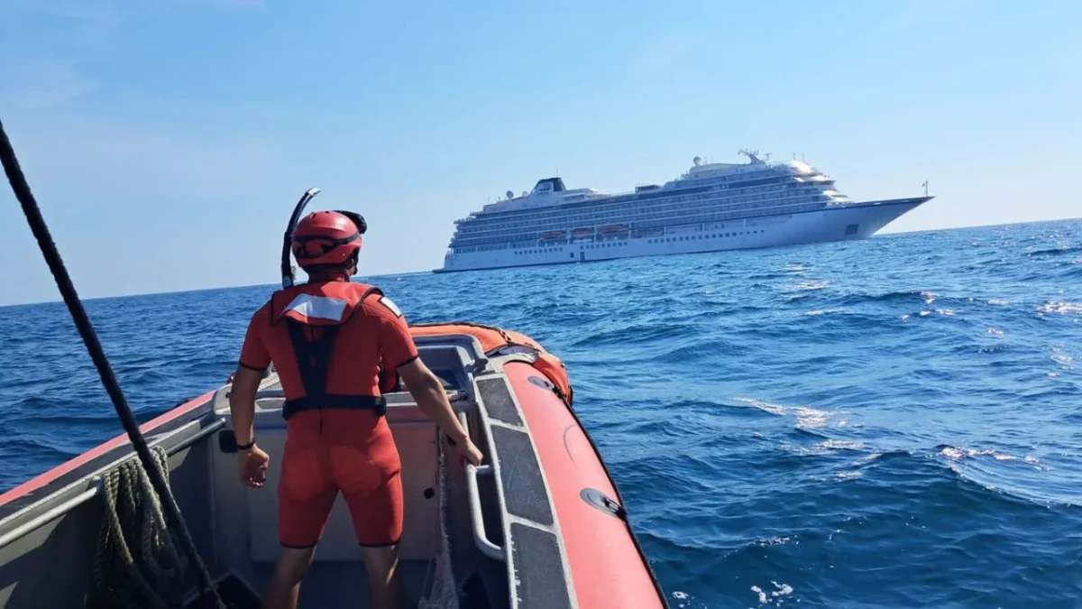 En la costa del estado de Michoacán elementos de la Secretaría de la Marina evacuaron a 1 pasajero de un crucero.