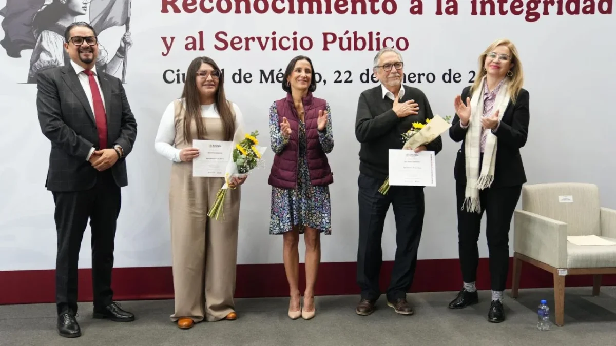 Entrega Luz Elena González reconocimientos a la integridad y al servicio público