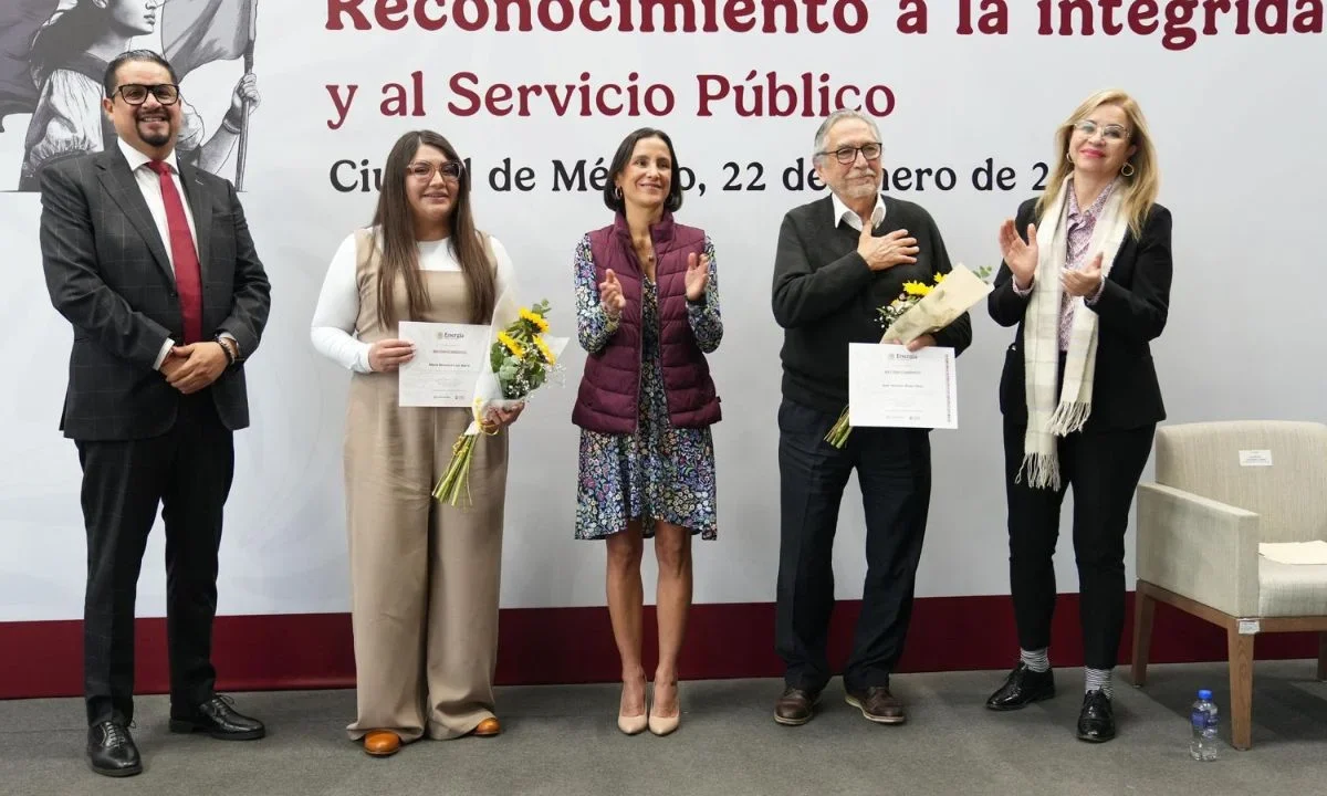 Entrega Luz Elena González reconocimientos a la integridad y al servicio público