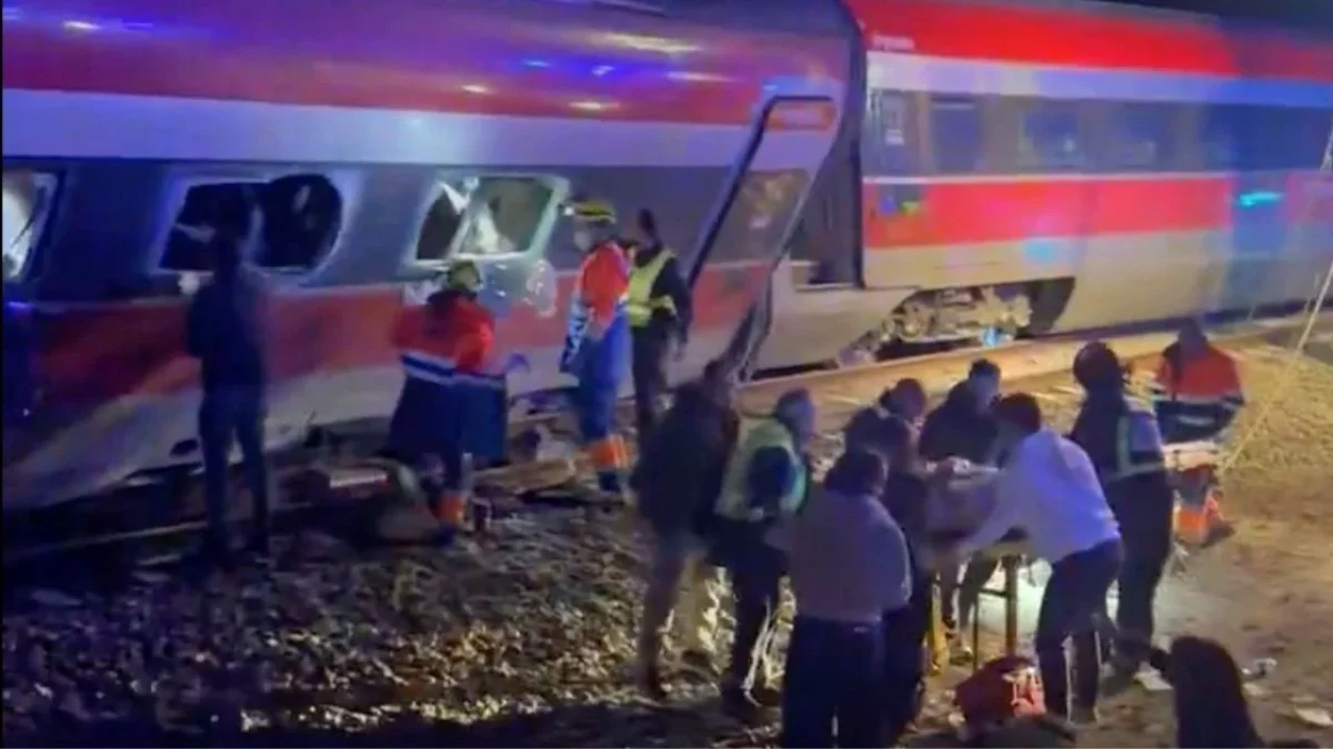España inicia este martes tres días de luto nacional por los al menos 40 muertos que dejaron la aparatosa colisión de dos trenes.
