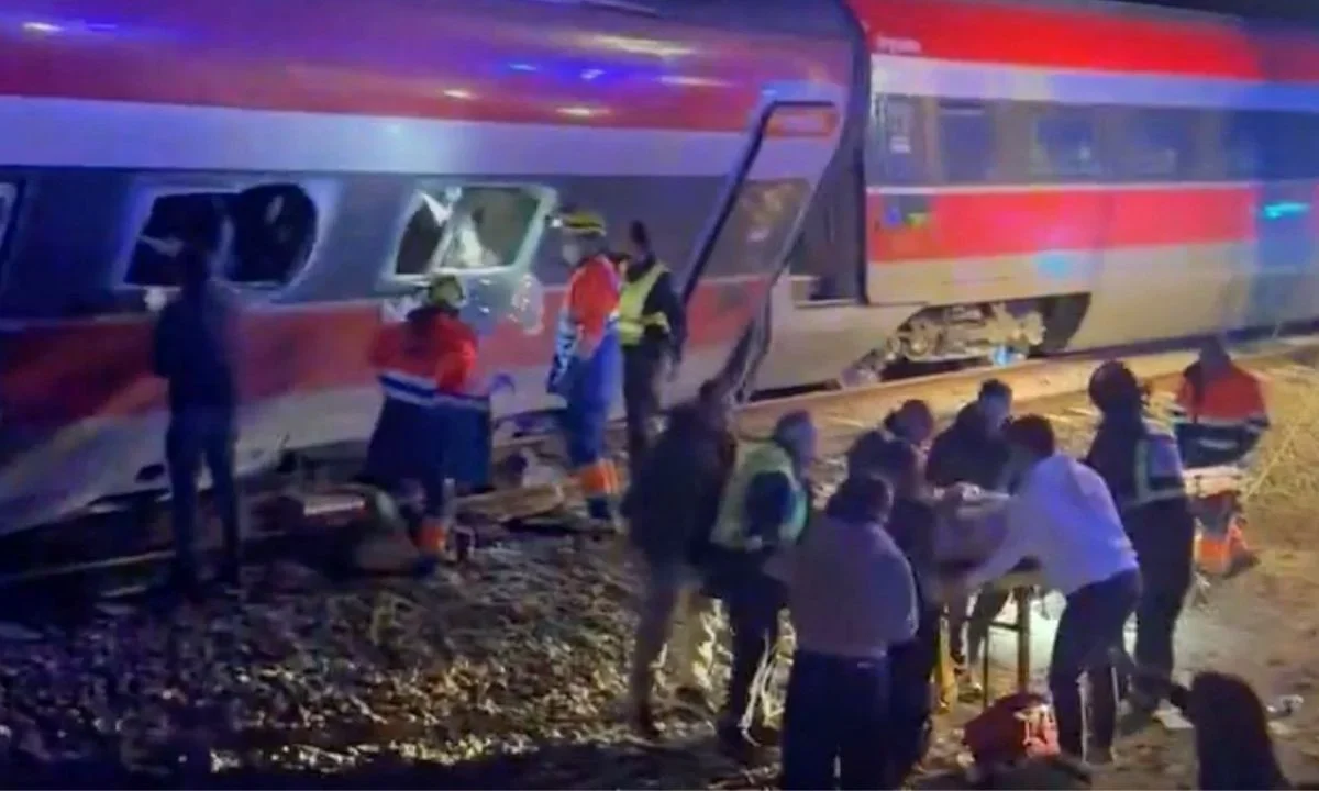 España inicia este martes tres días de luto nacional por los al menos 40 muertos que dejaron la aparatosa colisión de dos trenes.