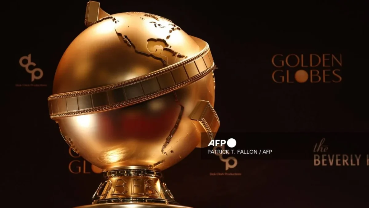 Un premio Globe de Oro de gran tamaño se muestra antes del evento de anuncio de nominaciones para los 83° Globos de Oro en Beverly Hills, California
