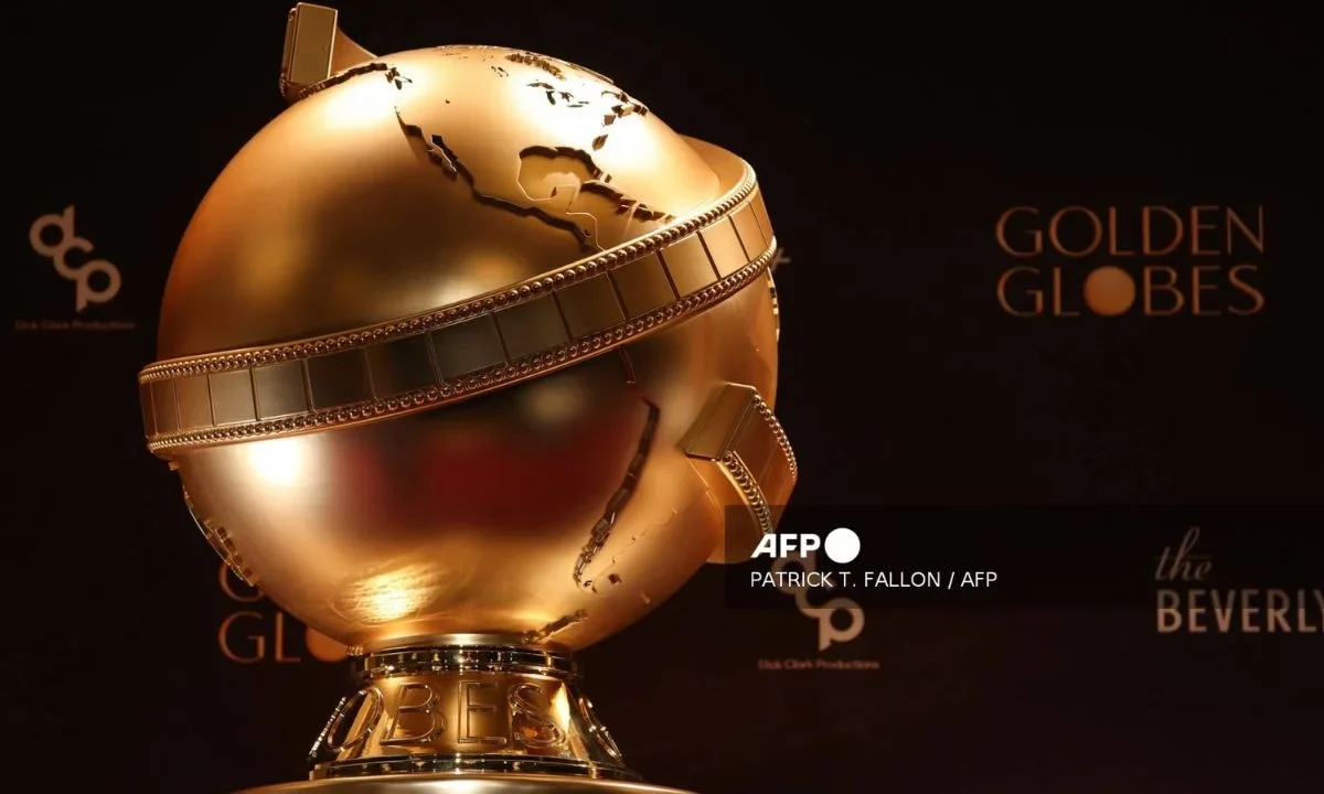 Un premio Globe de Oro de gran tamaño se muestra antes del evento de anuncio de nominaciones para los 83° Globos de Oro en Beverly Hills, California