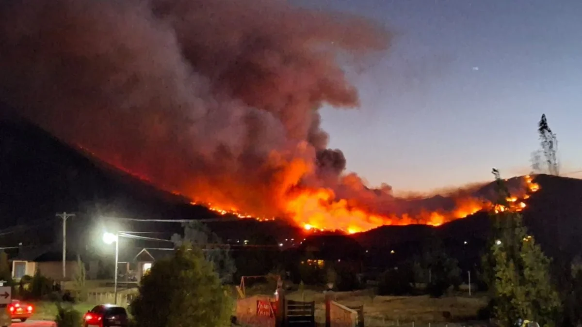 Evacuan a turistas por incendios forestales en la Patagonia