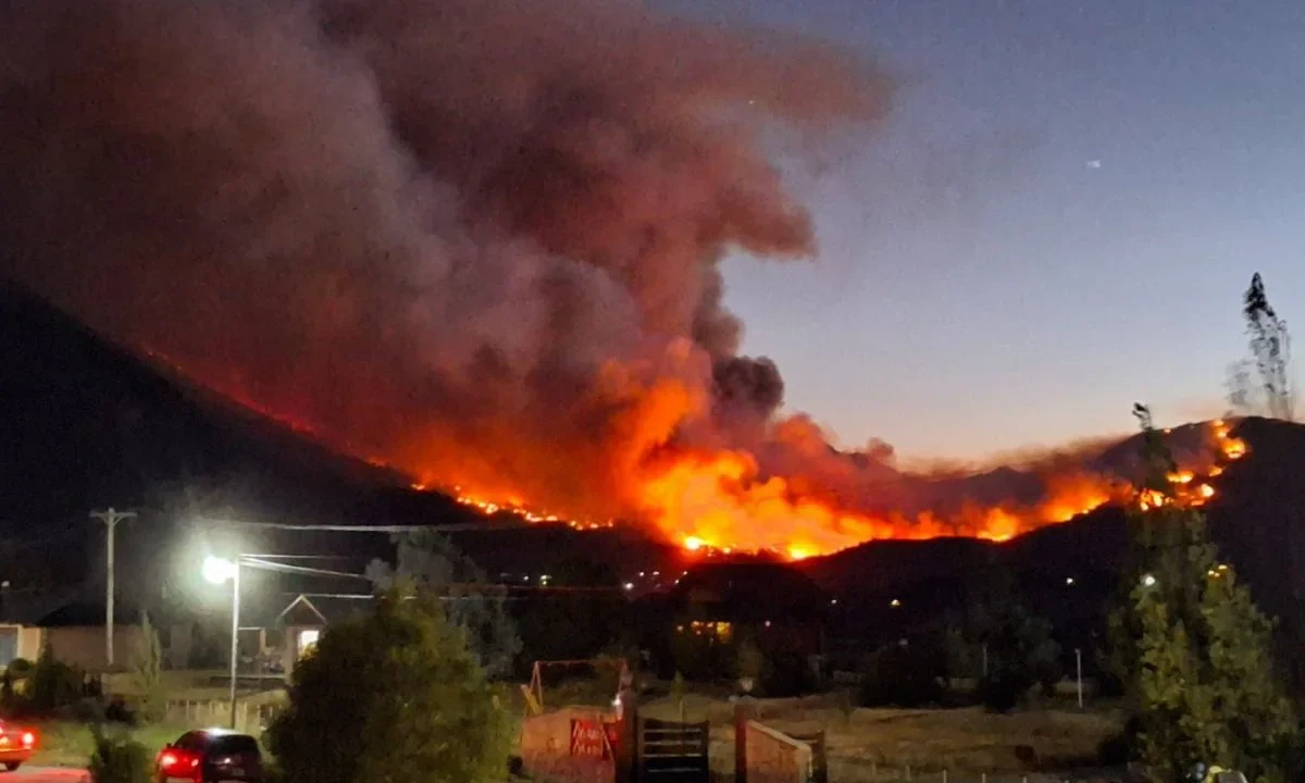 Evacuan a turistas por incendios forestales en la Patagonia