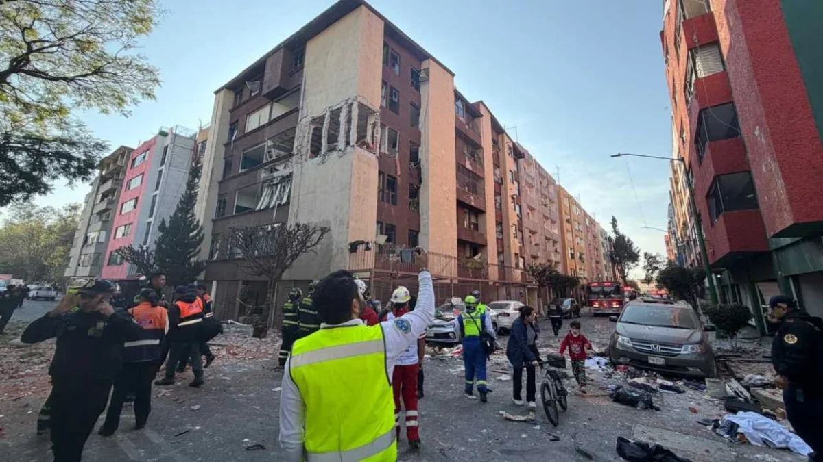 Una explosión por acumulación de gas en un departamento de la colonia Paseos de Taxqueña, deja al menos 5 heridos.