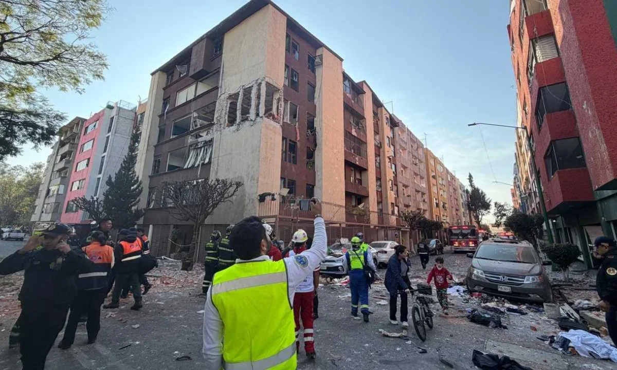 Una explosión por acumulación de gas en un departamento de la colonia Paseos de Taxqueña, deja al menos 5 heridos.