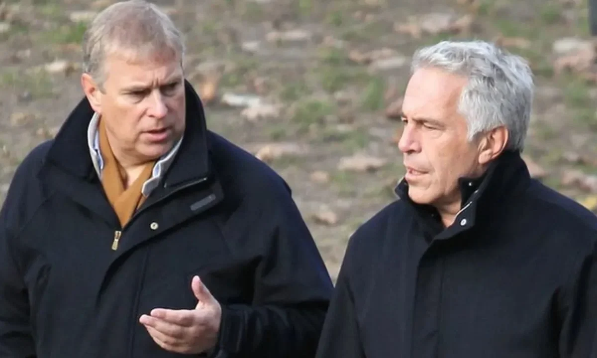 El expríncipe Andrés, hermano del rey Carlos III, invitó a Jeffrey Epstein al Palacio de Buckingham poco después de que se levantara su arresto domiciliario.