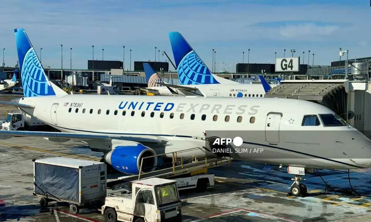 La FAA de EU advierte a las aerolíneas sobre posible actividad militar en México.