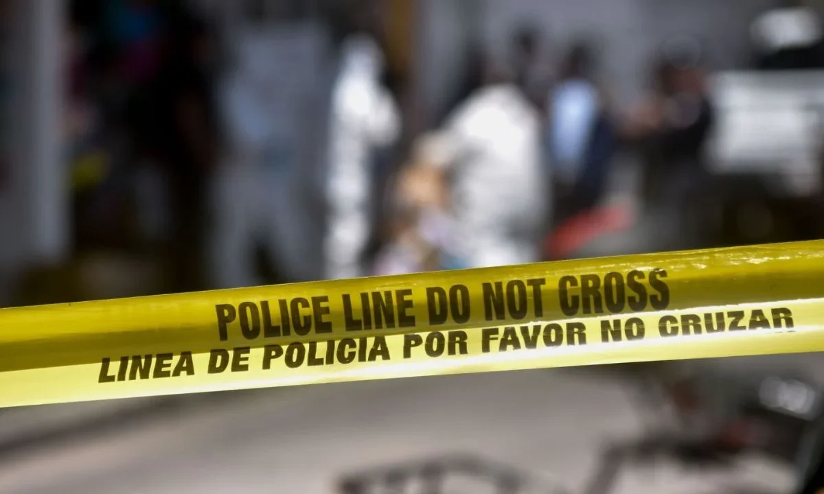 Elías, un menor de ocho años, quien iba en la parte trasera del automovil, fue quien recibió el impacto de la bala perdida en la cara.