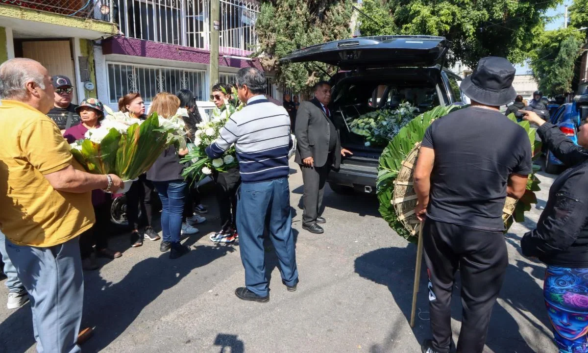 Familiares y amigos dan último adiós a Roberto Hernández, el motociclista arrollado en Iztapalapa.