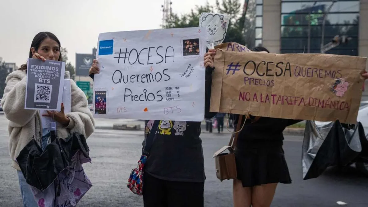 Fans de BTS se manifiestan en Profeco para exigir claridad en el precio de los boletos para los conciertos que dará la banda de K-pop en México.