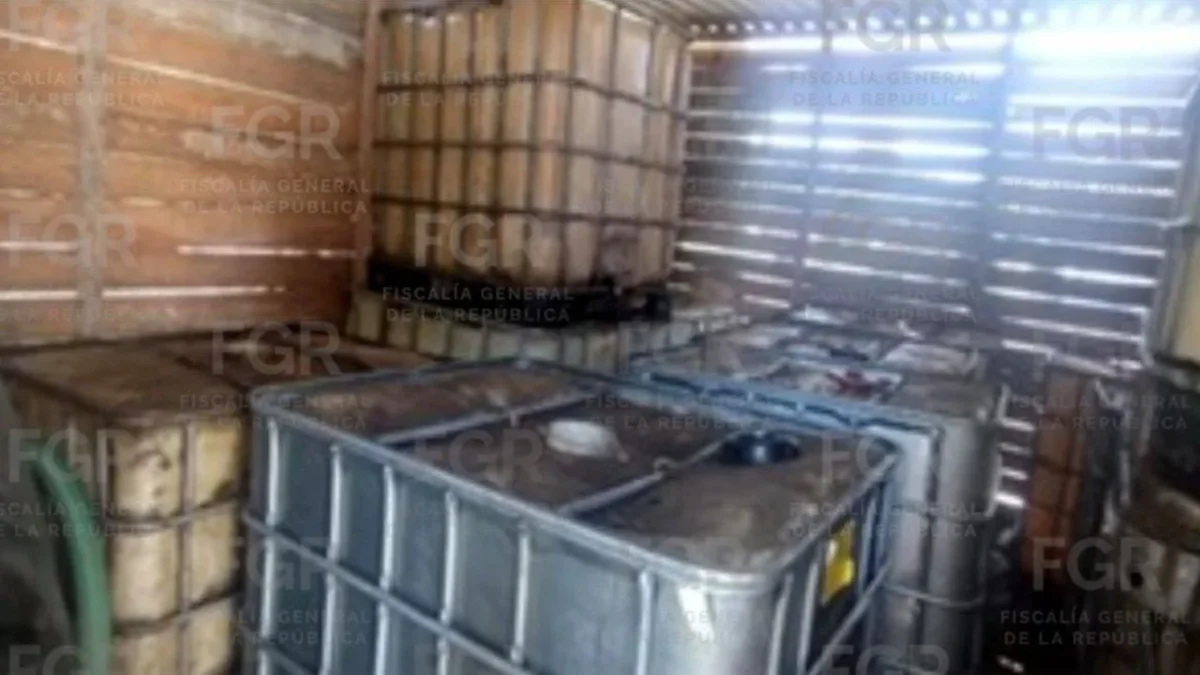 La FGR aseguró 8 contenedores de mil litros de capacidad cada uno, que contenían en su interior hidrocarburo, en Tabasco.
