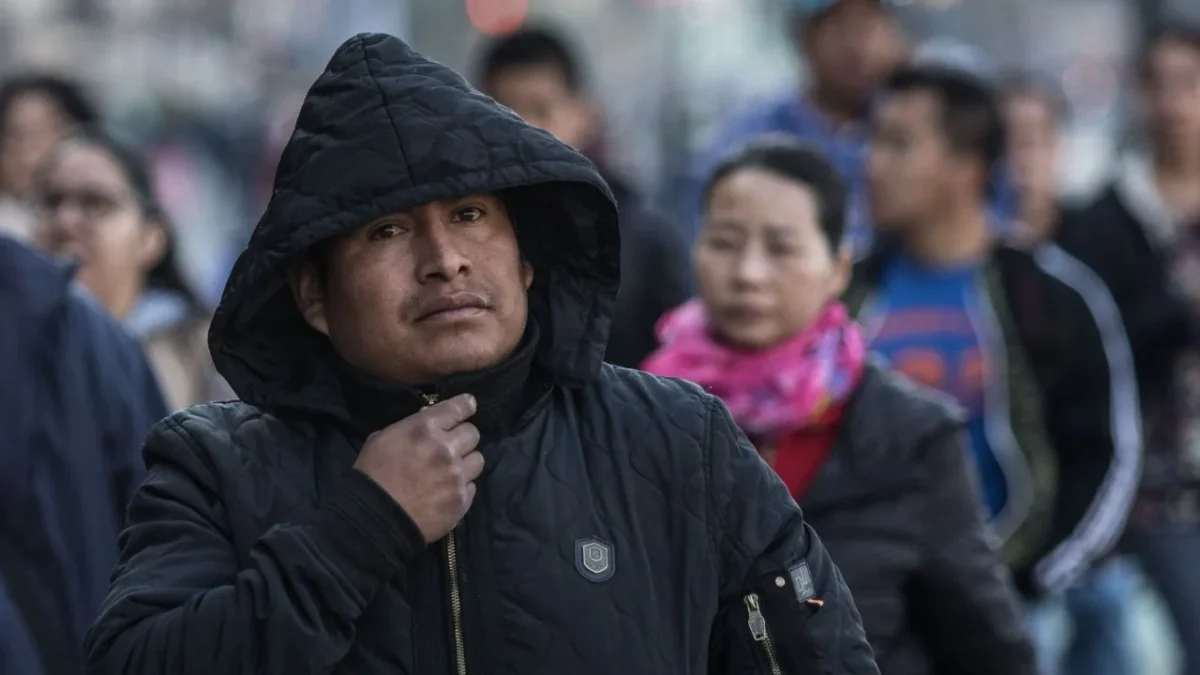 Autoridades activaron la Alerta Naranja y la Alerta Amarilla en varias alcaldías de la Ciudad de México ante el pronóstico de bajas temperaturas durante la madrugada y la mañana.