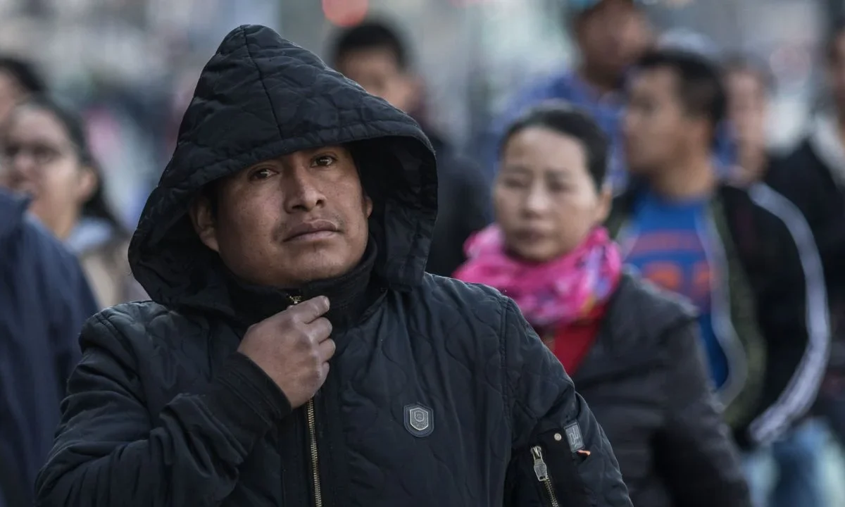 Autoridades activaron la Alerta Naranja y la Alerta Amarilla en varias alcaldías de la Ciudad de México ante el pronóstico de bajas temperaturas durante la madrugada y la mañana.