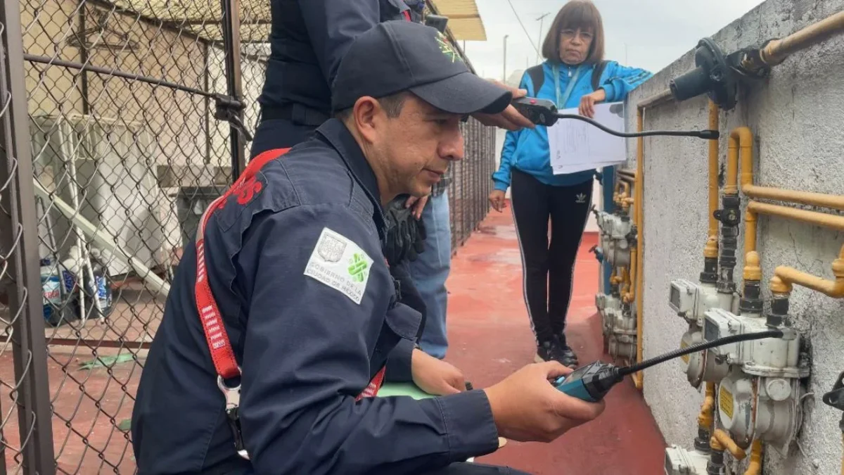 El Heroico Cuerpo de Bomberos de CDMX revisa gratuitamente instalaciones en domicilios y negocios para detectar fugas de gas.