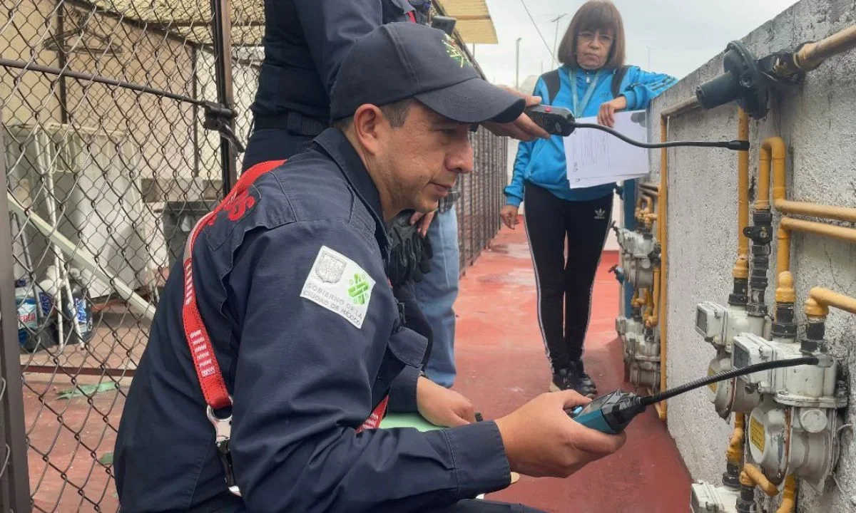 El Heroico Cuerpo de Bomberos de CDMX revisa gratuitamente instalaciones en domicilios y negocios para detectar fugas de gas.