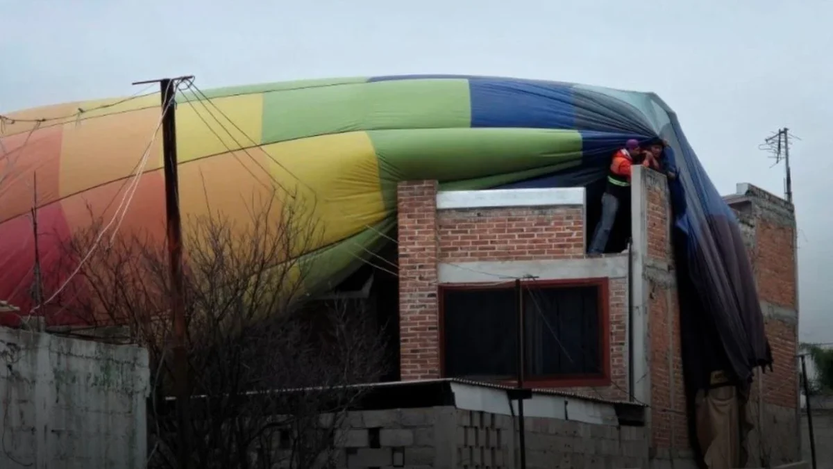 En dos municipios del Edomex se registraron aterrizajes de emergencia de globos aerostáticos y uno quedó sobre el techo de una casa.