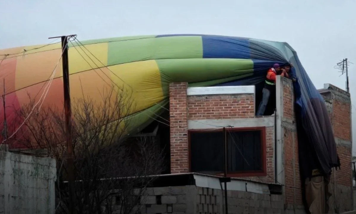 En dos municipios del Edomex se registraron aterrizajes de emergencia de globos aerostáticos y uno quedó sobre el techo de una casa.