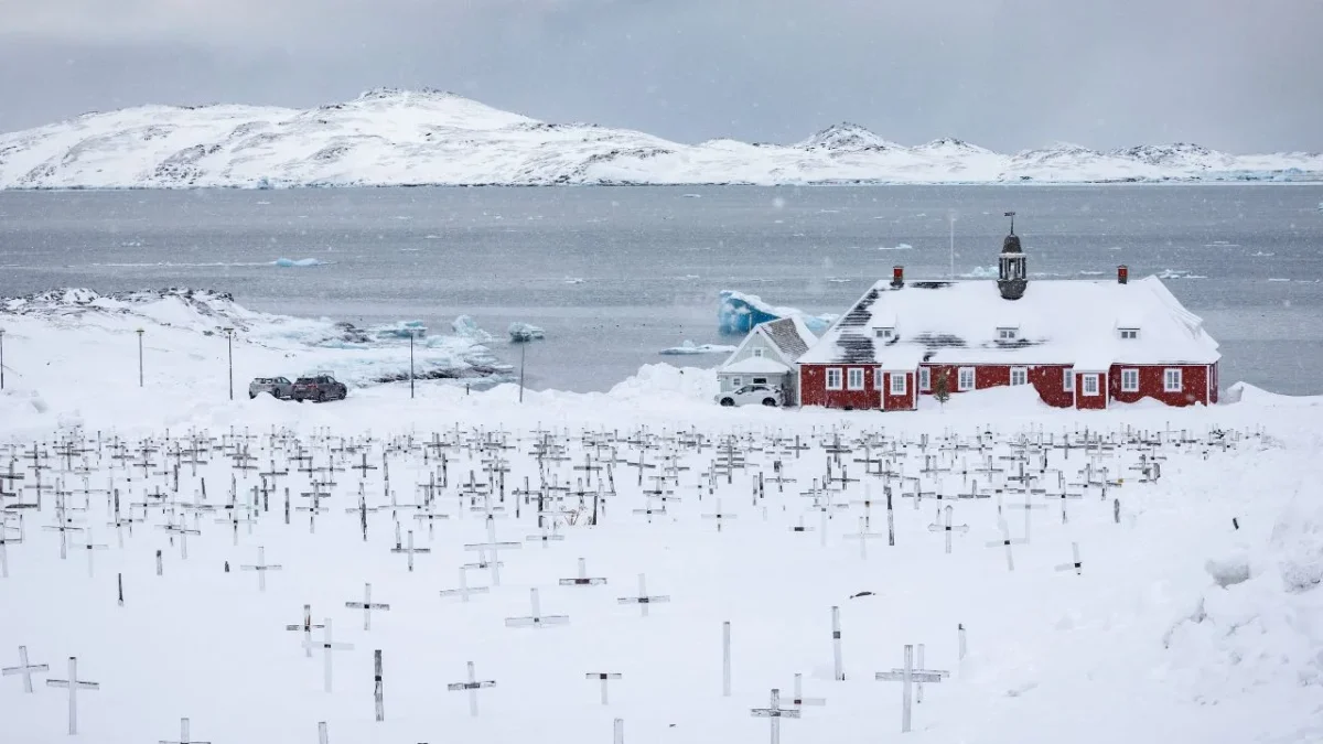 Cruces en el cementerio de Nuuk, Groenlandia, cubiertas de nieve, el 7 de marzo de 2025.