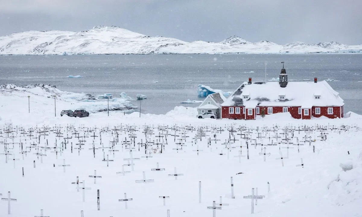 Cruces en el cementerio de Nuuk, Groenlandia, cubiertas de nieve, el 7 de marzo de 2025.