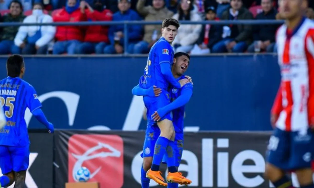 Las Chivas del Guadalajara derrotaron al Atlético de San Luis en la jornada 4 de la Liga MX y se mantienen de líderes.