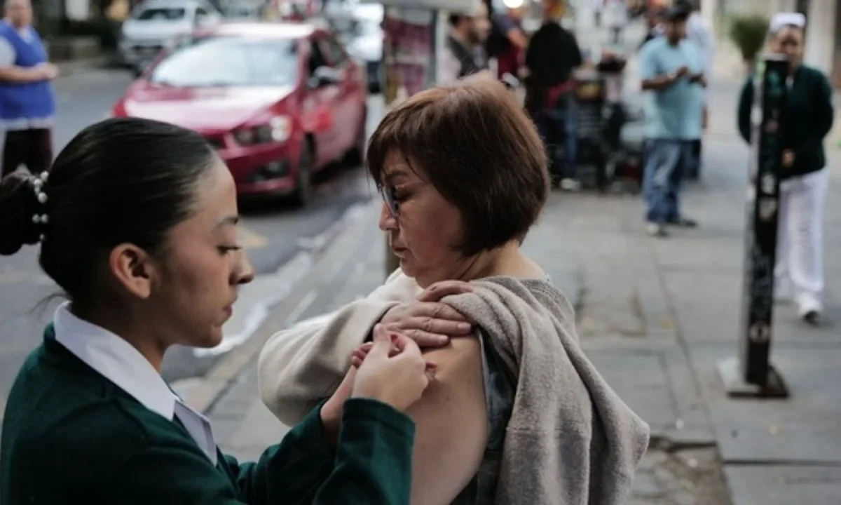 Durante la temporada invernal, el IMSS ha aplicado millones de vacunas contra la influenza, COVID-19 y neumococo.