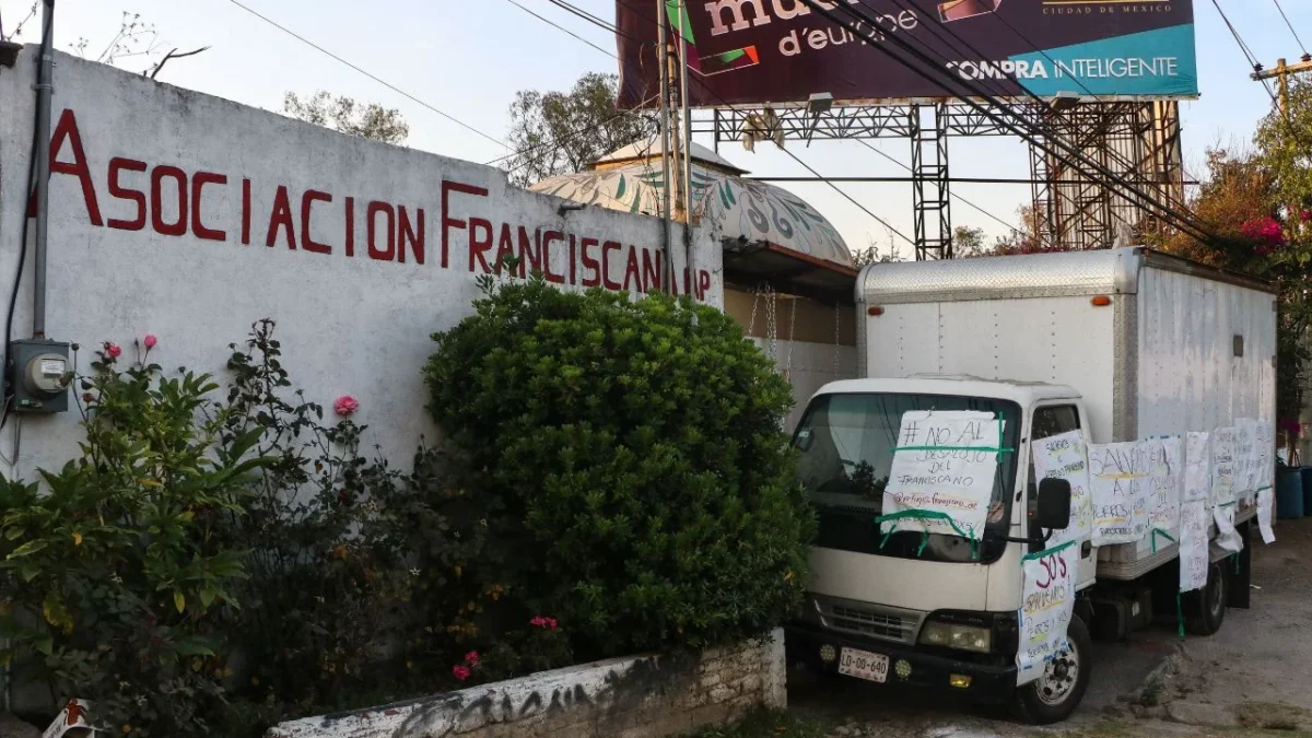 Interrumpen manifestantes discurso de Clara Brugada por caso de Refugio Franciscano