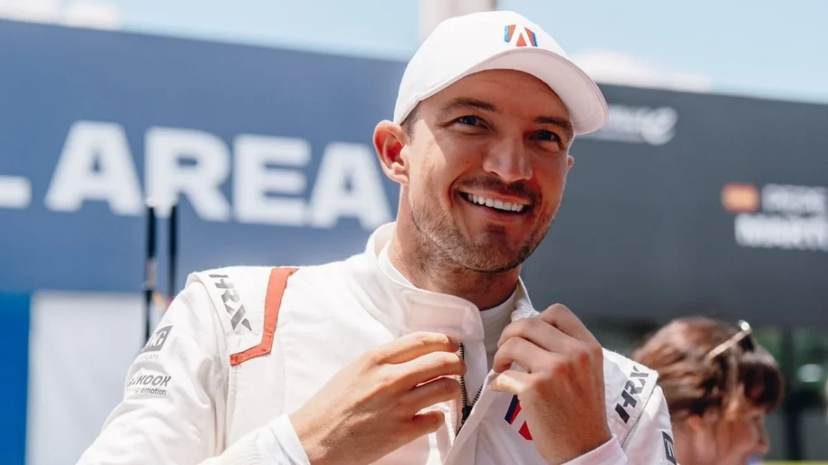 Jake Dennis, piloto de Andretti, finalizó al frente de la clasificación de la competencia eléctrica, luego de registrar un tiempo de 1:06.053.