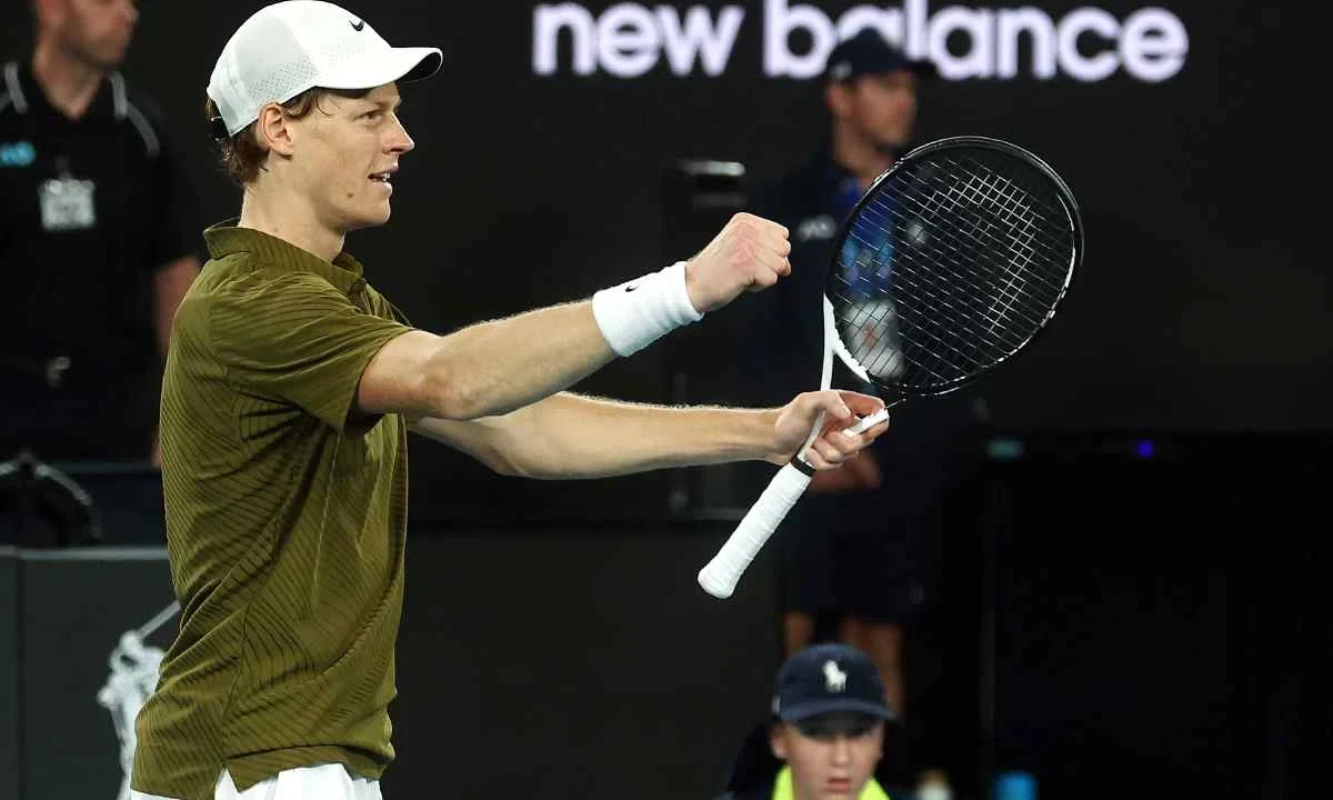 Jannik Sinner se cita con el serbio Novak Djokovic en las semifinales del Australian Open.