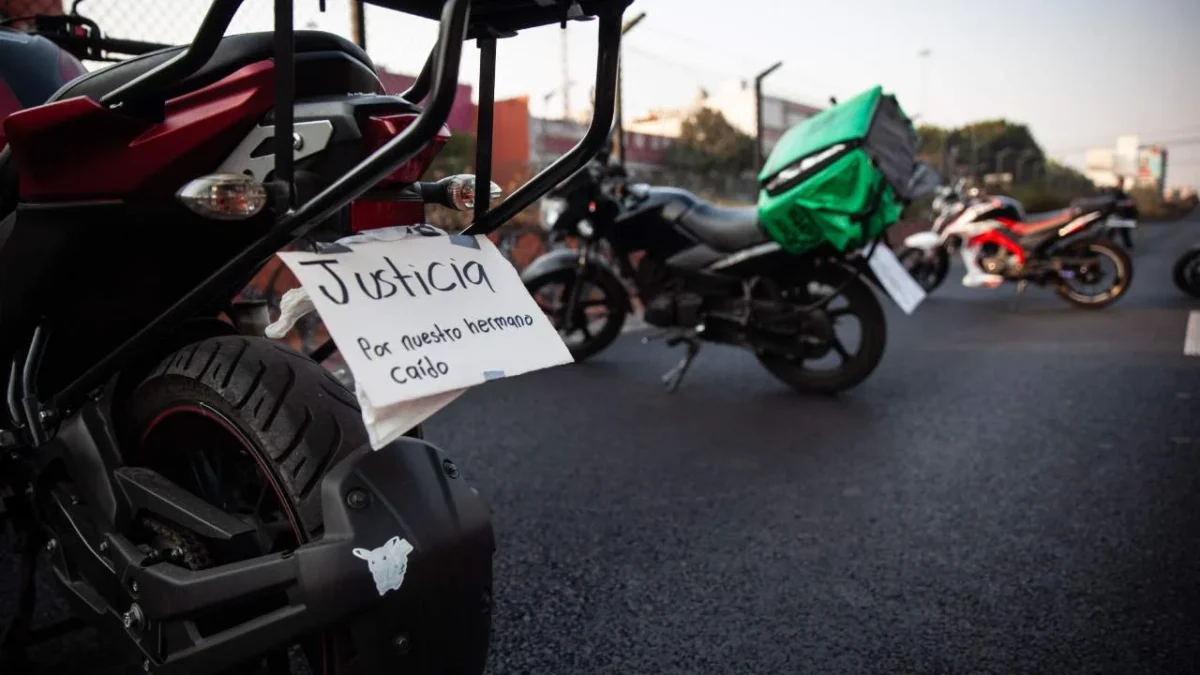 Fiscalía CDMX asegura que tienen en el radar a la dueña del auto que arrastró a un motociclista en Iztapalapa.