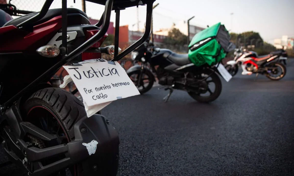 Fiscalía CDMX asegura que tienen en el radar a la dueña del auto que arrastró a un motociclista en Iztapalapa.