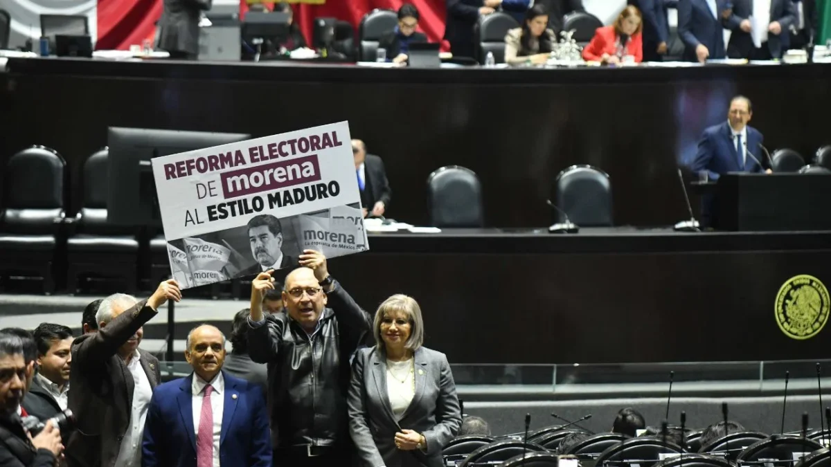 Los legisladores priístas: Víctor Samuel Palma; Manuel Añorve Baños; Rubén Moreira, y Ofelia Socorro Jasso, muestran una cartulina con la frase "Reforma electoral de Morena al estilo Maduro" durante la intervención de Reginaldo Sandoval, diputado del PT, en sesión ordinaria de la Comisión Permanente